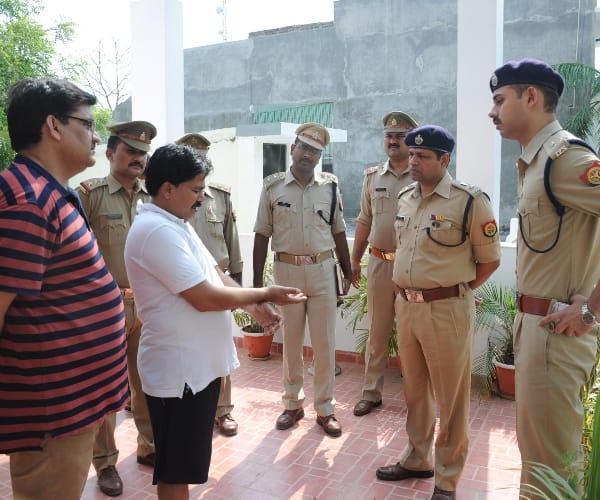 robbery in home of real estate businessman in Lucknow.