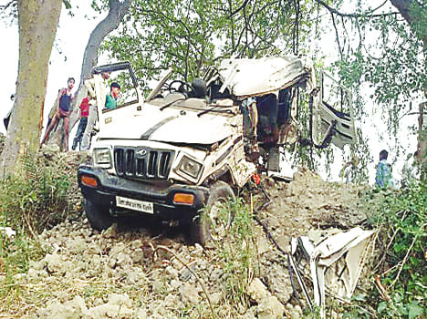 Three killed, including Bhuja nephew, collided with Bolero tree