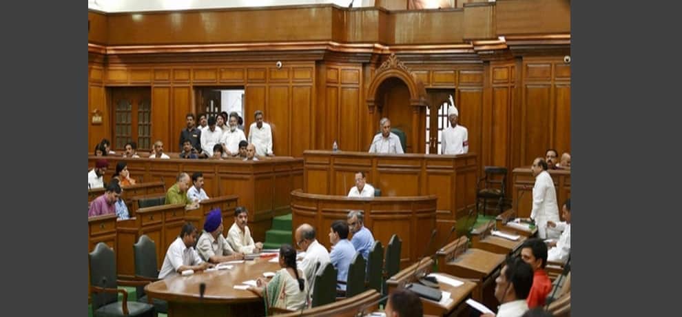 bjp mla reached delhi assembly with sewer water in bottle tried to speak from speaker mike suspended