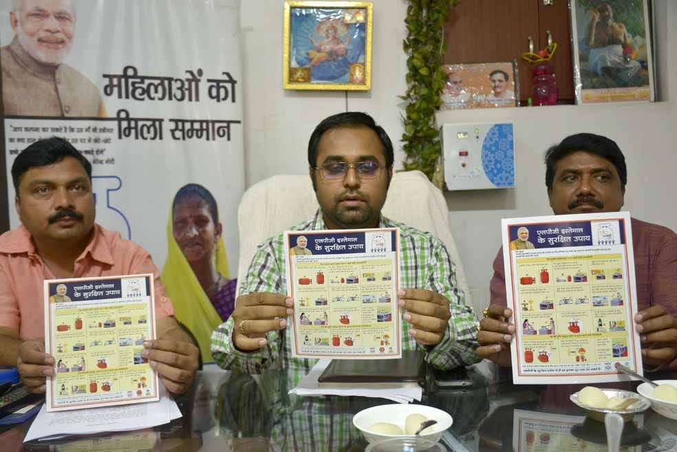 all poor family get gas connection under ujjwala yojna til december 2018