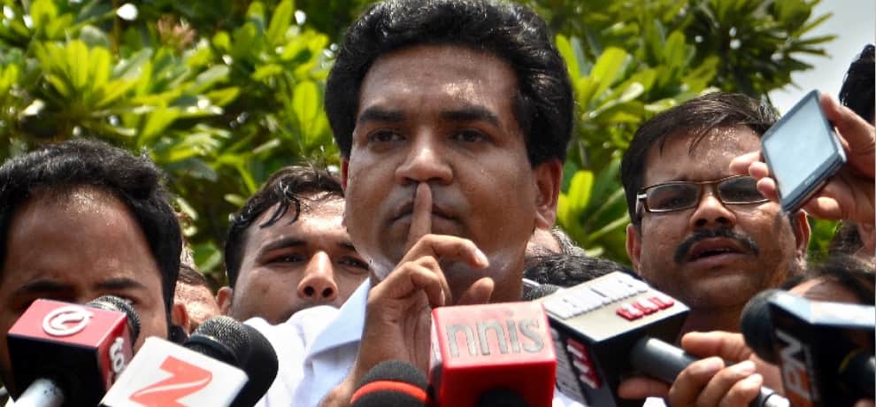 cop who has been targeted by kejriwal will probe his 2 crore corruption case 