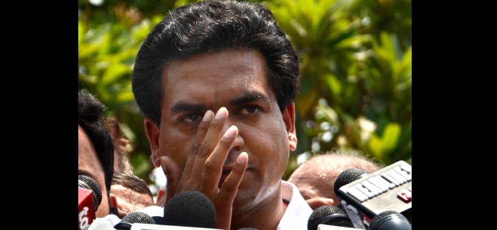 cop who has been targeted by kejriwal will probe his 2 crore corruption case 