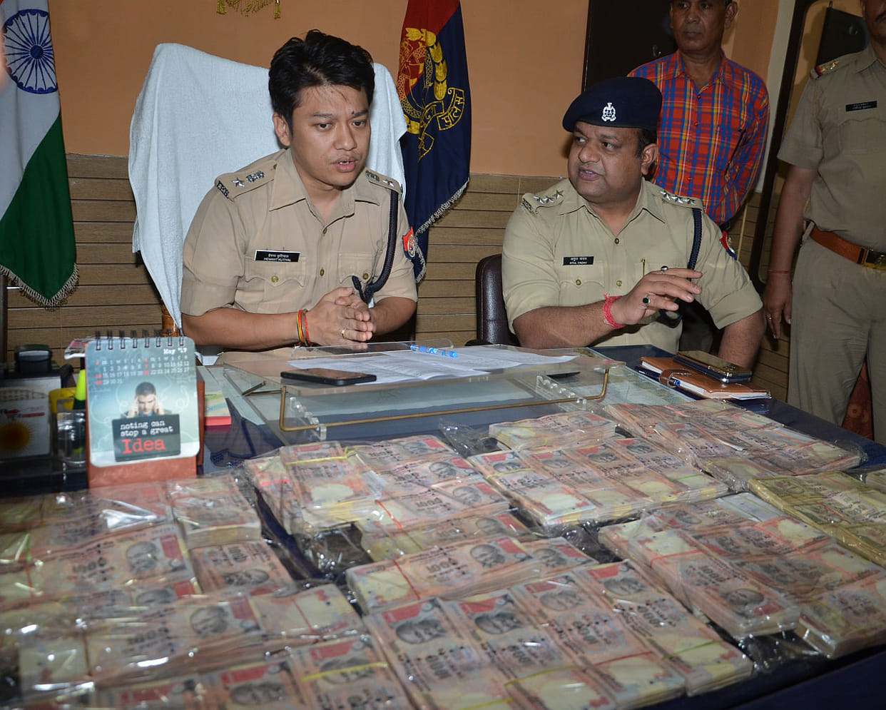 Arrested with the old currency of 50 lakh.