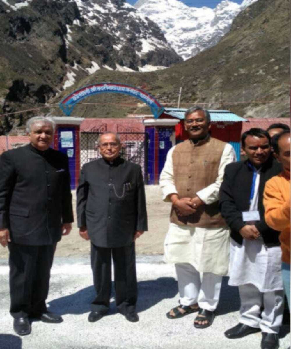 President click photos in front of Badrinath police station
