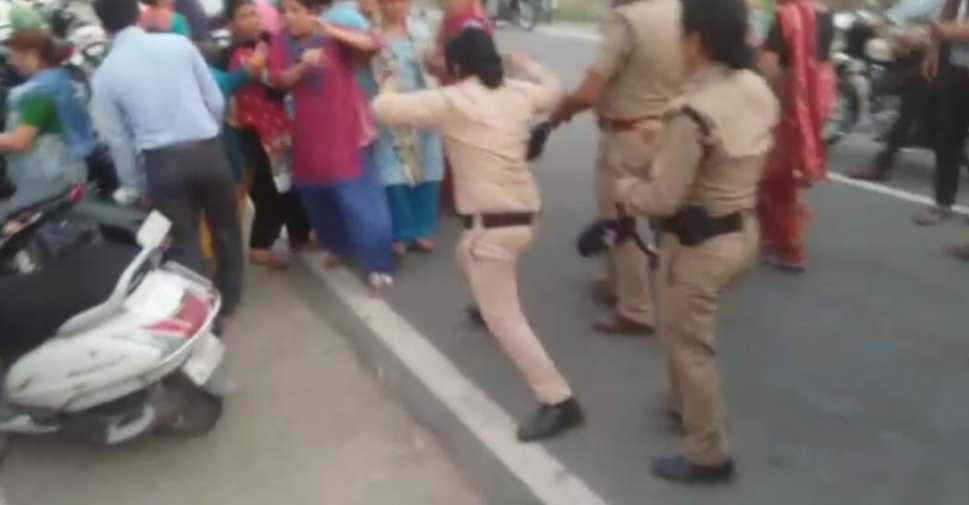 fight between womens and female police 