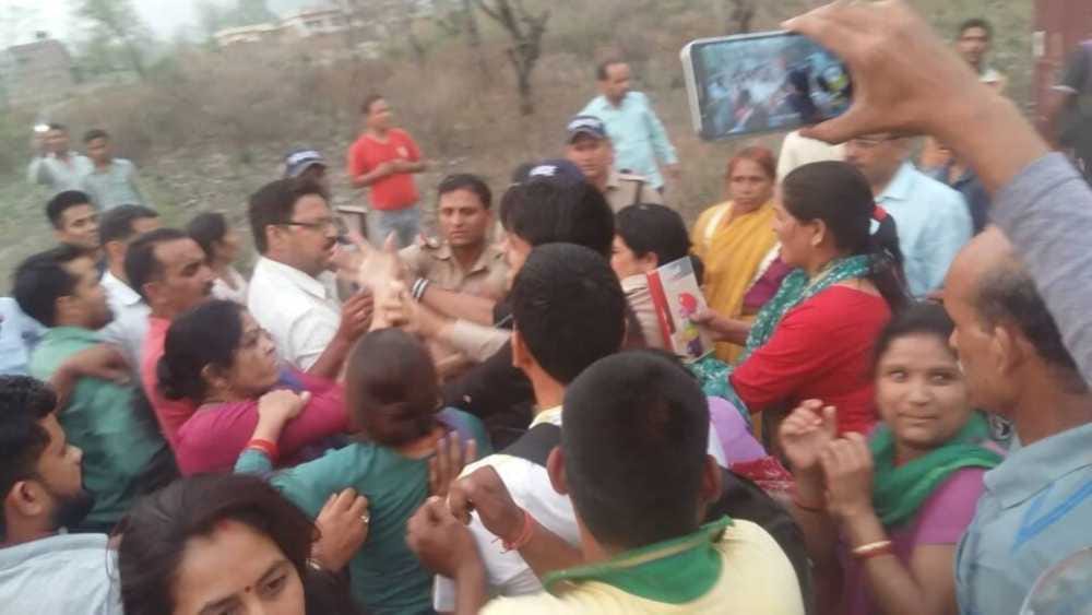 fight between womens and female police 