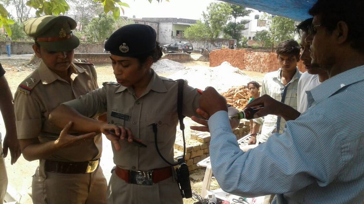 People threw stone on police