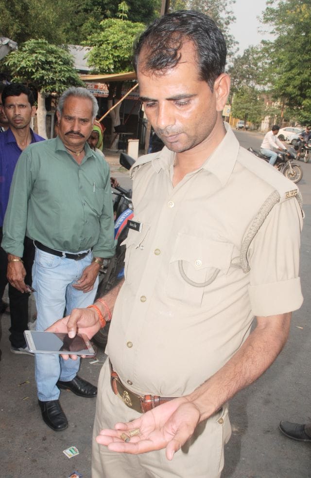 Salesman of Vodafone Distributor Shot two lakhs