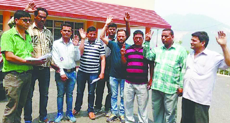 Angry drivers demonstrated by removing taxi stand