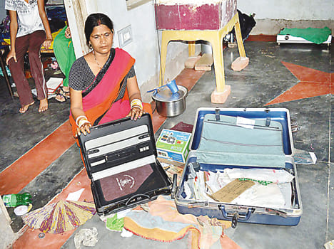 Thieves collect two and a half lakh luggage from railway workers' house