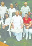 राजस्थान के राज्यपाल कल्याण सिंह के साथ बैठी हनी ट्रैप की आरोपी युवती।