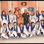 सेना प्रमुख के साथ जम्मू-कश्मीर की छात्राएं