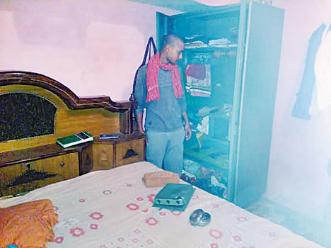 Break the lock of the gate of the house, stole cash-sticks