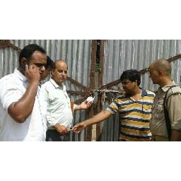 slater house ki seal todker kabje ki koshish. fir