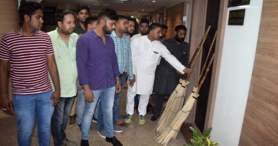 Chandigarh congress gifted broom to mayor