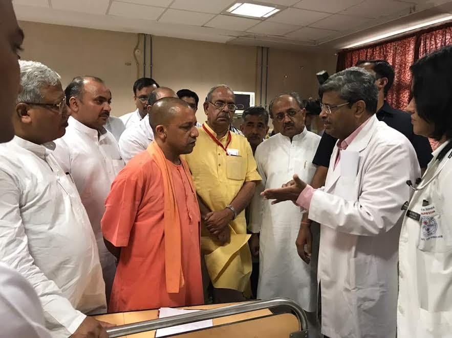 CM Yogi reached the hospital wearing a mask, meet the Patient and Get A System