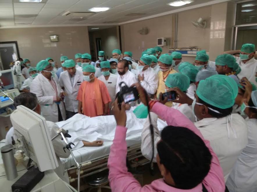 CM Yogi reached the hospital wearing a mask, meet the Patient and Get A System
