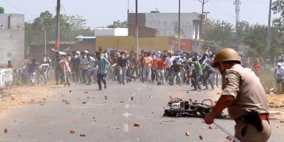 Again in Saharanpur, blow carts of many policemen including CO, communal tension