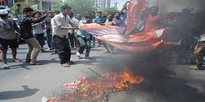 After the visit of CM Yogi, demolition of liquor contracts, BJP poster tear