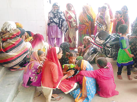 Dhakha Pachp crushed, operator dies
