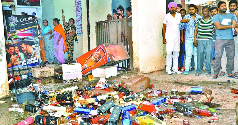 Protesters vandalise liquor vend in Zirakpur
