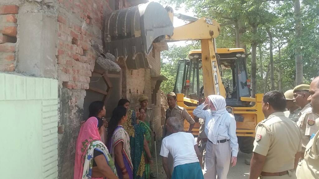 Build houses on government land collapsed