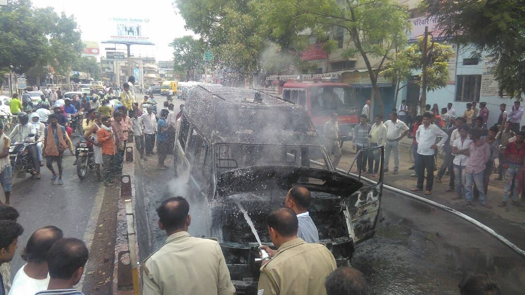 a  Ambulance take fir and burn while he ride, driver saves five life
