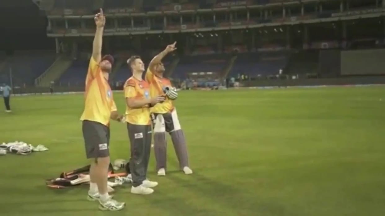 IPL 2017: Steve Smith spied on MS Dhoni with a drone