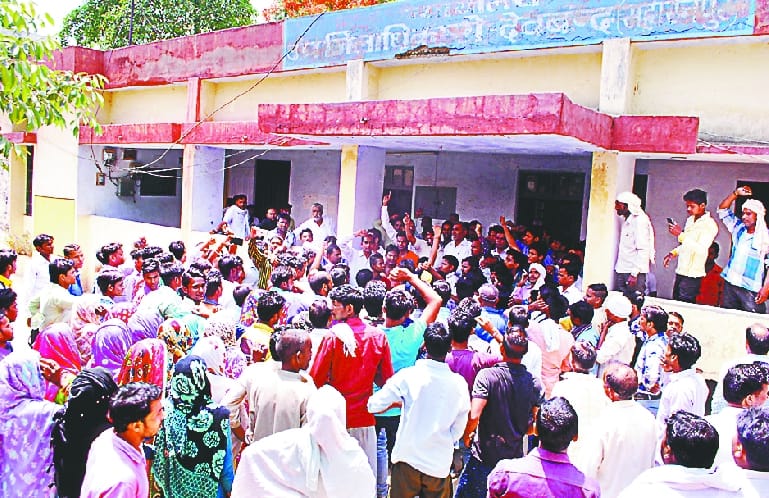 Dalits attacked Tahsil in Shabbirpur episode