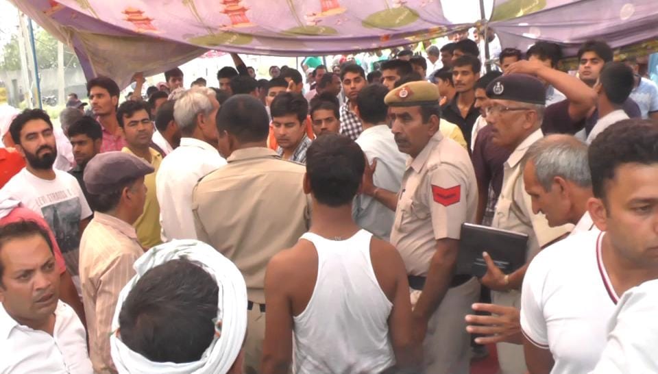 Power supply started in front of police security