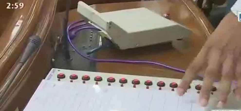 aap mla saurabh bhardwaj gives live demo how evm can be hacked