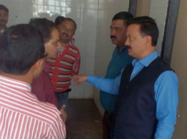 Vidhayak Biphare watching dirt in hospital toilets