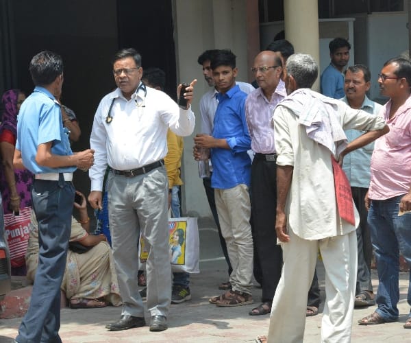 people attacked on doctors in Lucknow KGMU.
