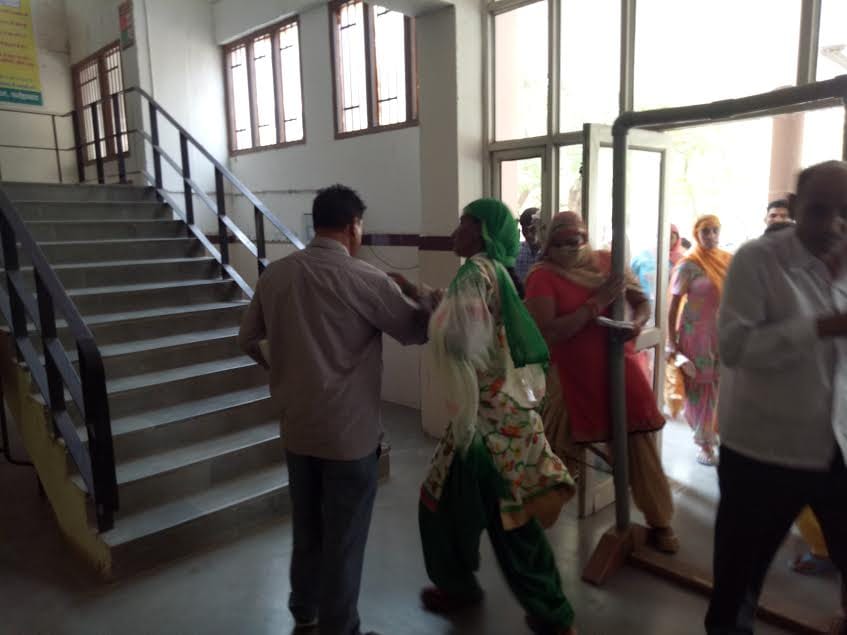 100 ladies try to kill herself at sp office fatehabad, salary fraud by solar plant company