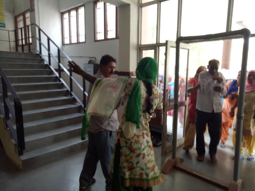 100 ladies try to kill herself at sp office fatehabad, salary fraud by solar plant company