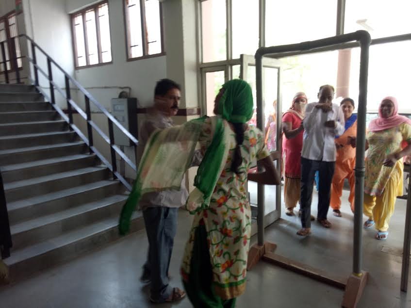 100 ladies try to kill herself at sp office fatehabad, salary fraud by solar plant company