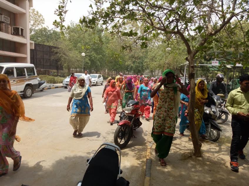 100 ladies try to kill herself at sp office fatehabad, salary fraud by solar plant company