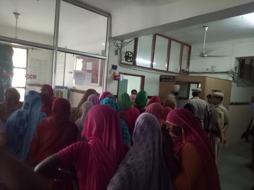 100 ladies try to kill herself at sp office fatehabad, salary fraud by solar plant company