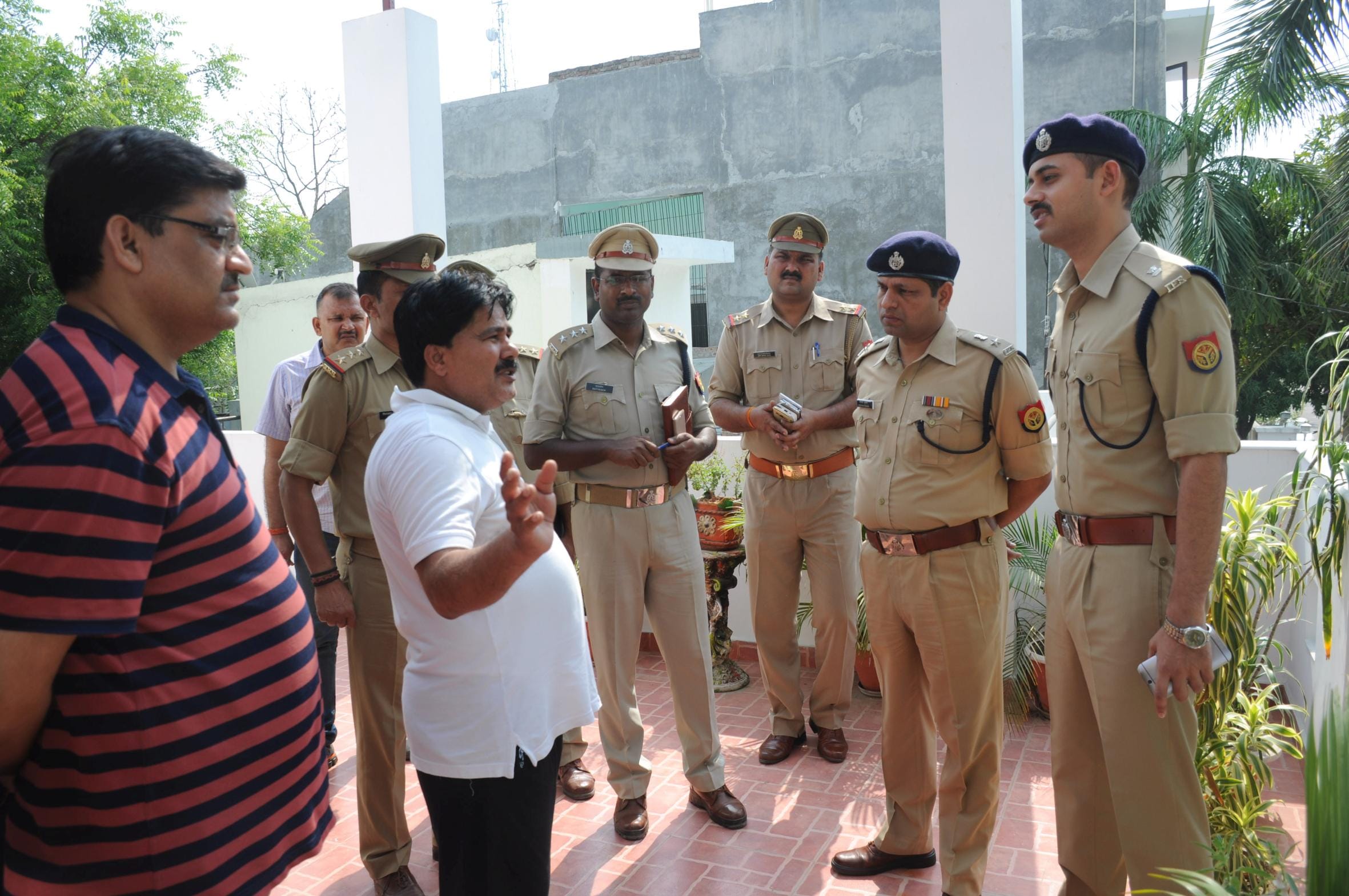 dacoity in real estate business man house in lucknow