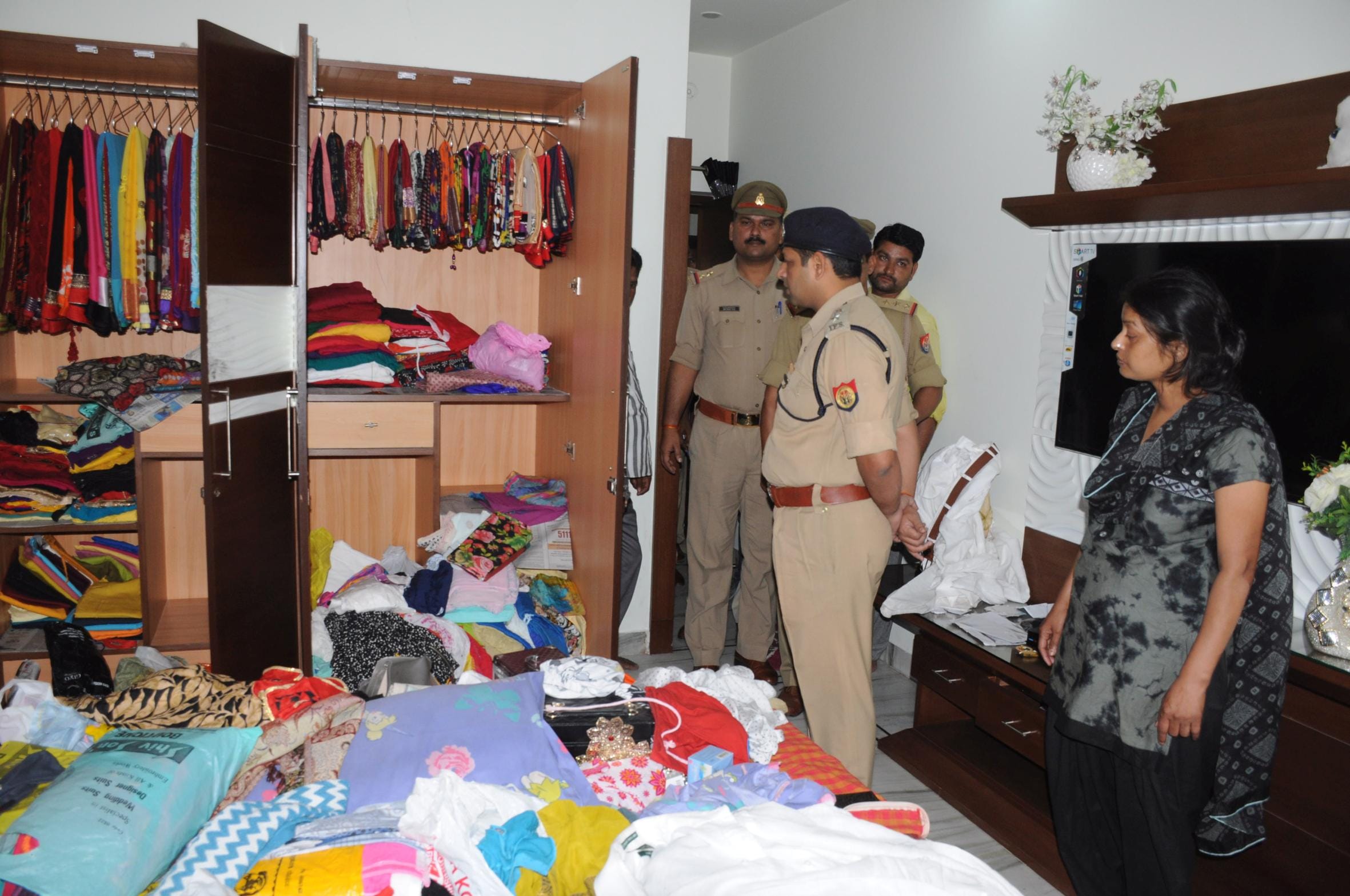 dacoity in real estate business man house in lucknow