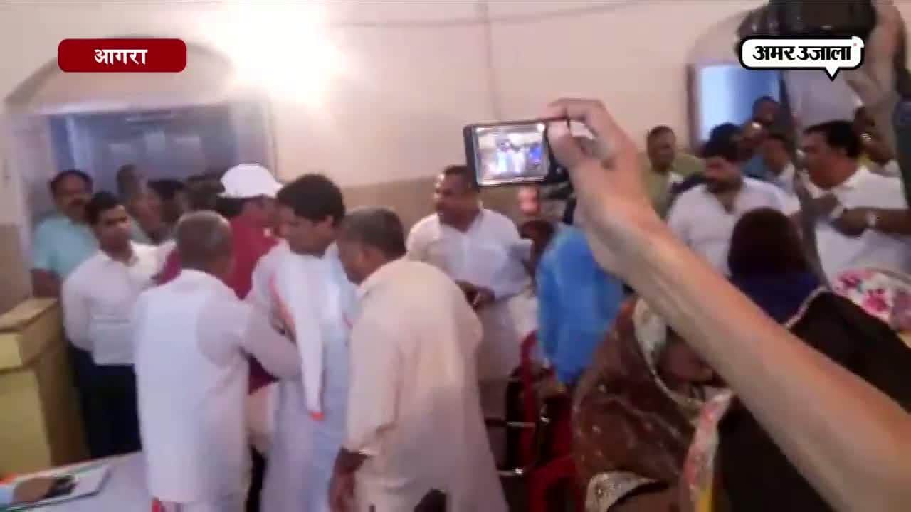 आगरा, जिला पंचायत बैठक में हंगामा