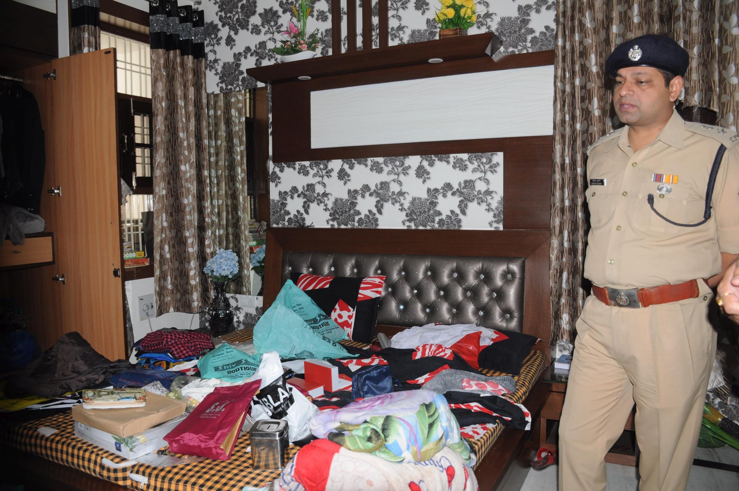 dacoity in real estate business man house in lucknow