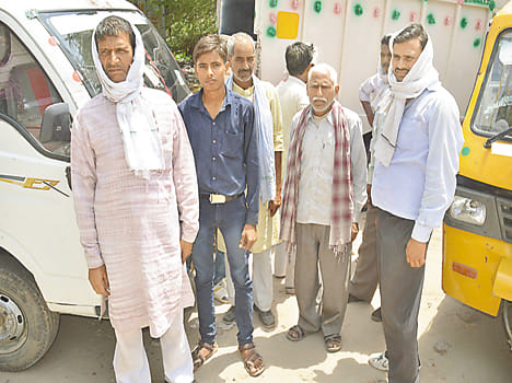 Tractor-trolley counterclock from truck collision, three die