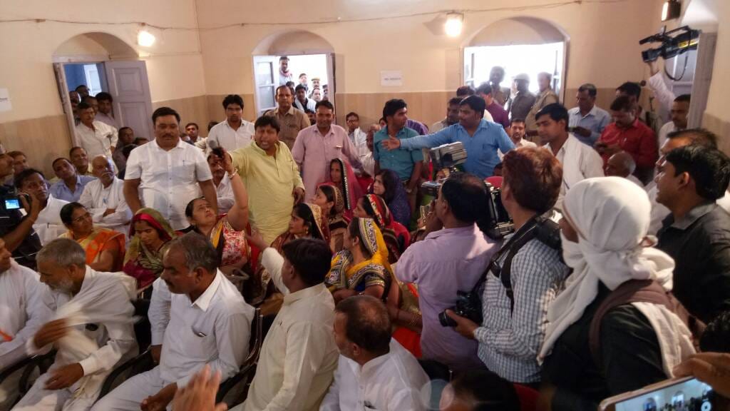 meeting of district panchayat begins in agra
