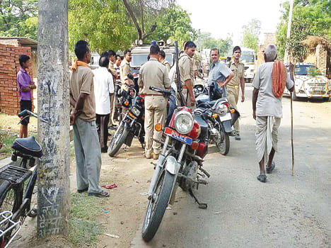 The young man standing at the gate of the bus fell down, crushed and killed