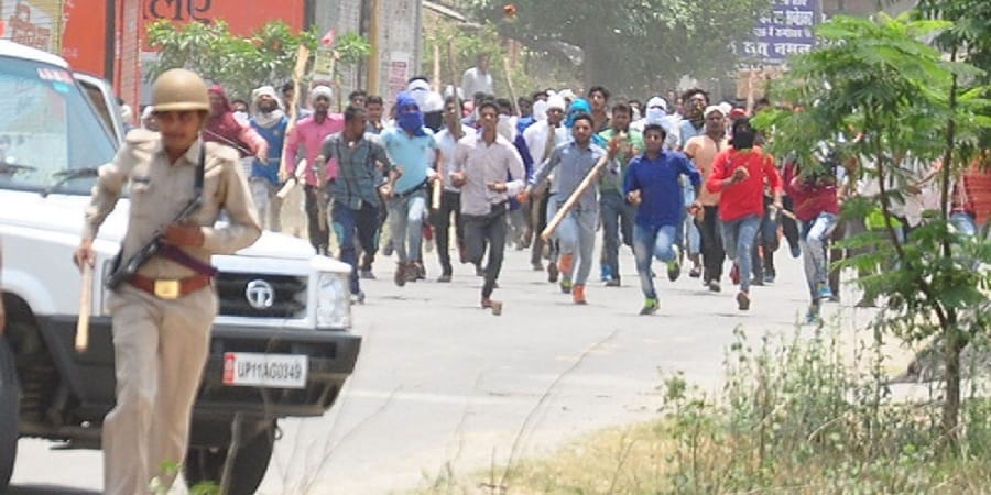 the police team was beaten up by hostage in Jalaun, the gamblers were rescued