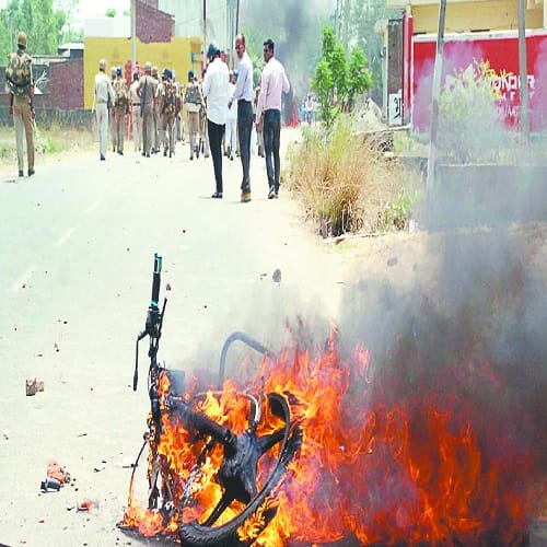 Seeing pictures of Saharanpur, your senses will fly, fire in CO vehicle,including police checkpost