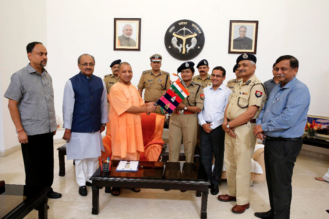 aparna kumar to scale mount denali, cm yogi handsover indian flag