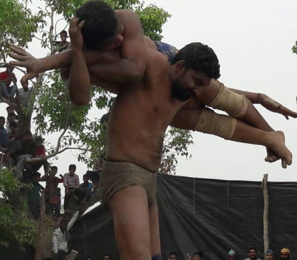 अखाड़े में पहलवानों ने आजमाए दांव