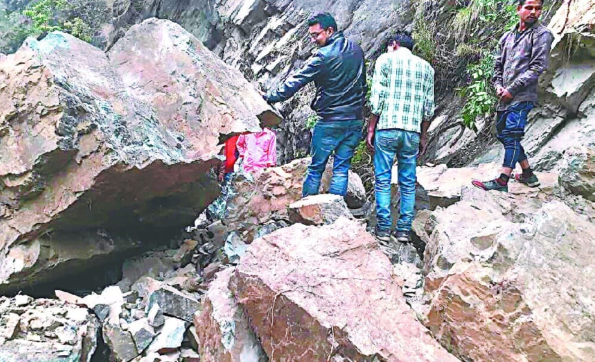Almora-Pithoragarh Road is closed for three hours